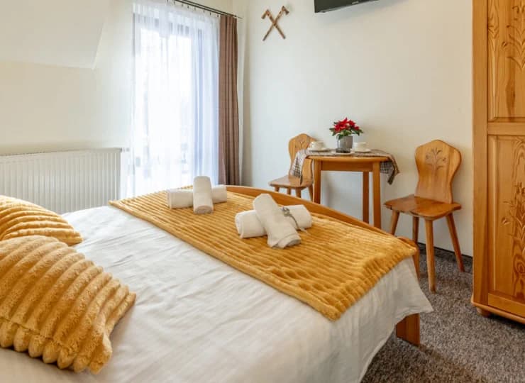W pokojach są drewniane meble