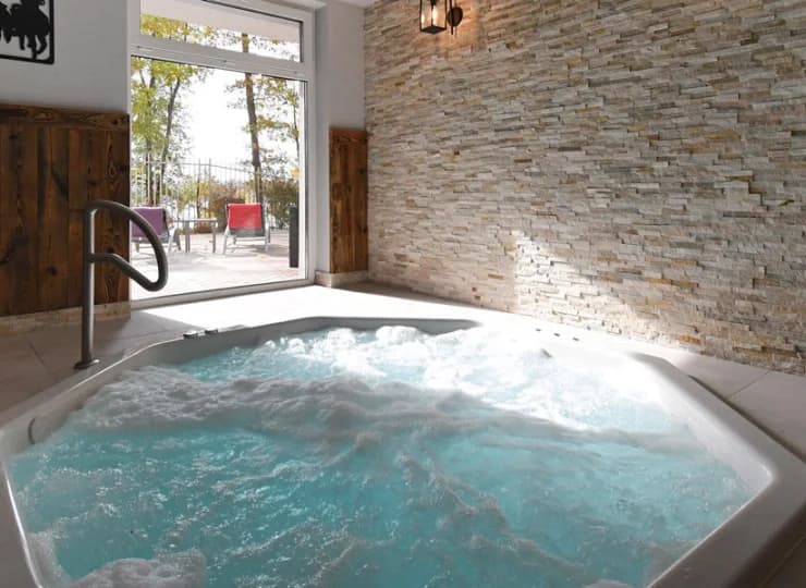 Goście mogą korzystać z wewnętrznego i zewnętrznego jacuzzi