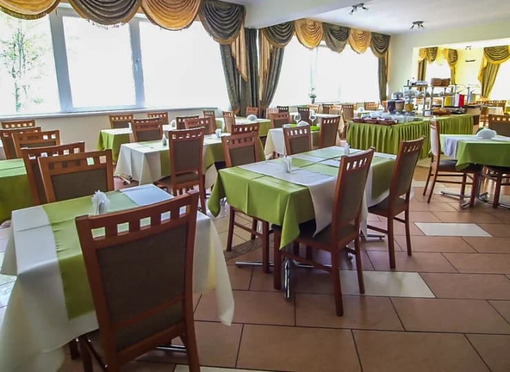 Jest też sala restauracyjna, w której są podawane śniadania i obiadokolacje