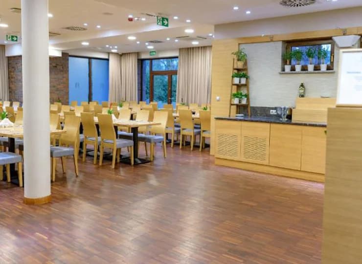 Codziennie rano w hotelu serwowane są śniadania
