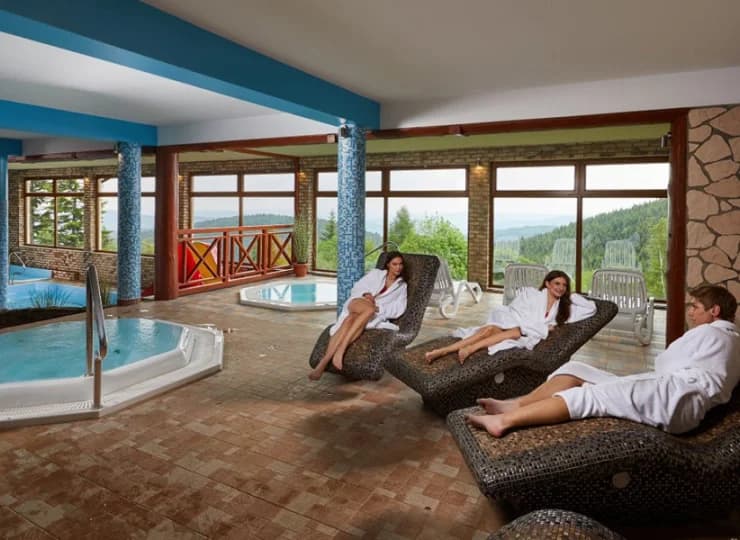 Strefa wellness składa się z basenów oraz kilku jacuzzi