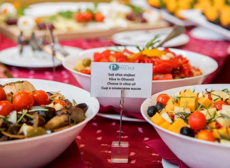 Śniadania są serwowane w formie bufetu