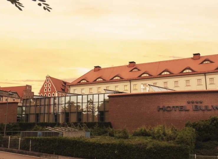 Hotel zajmuje budynek zabytkowych Koszar Racławickich