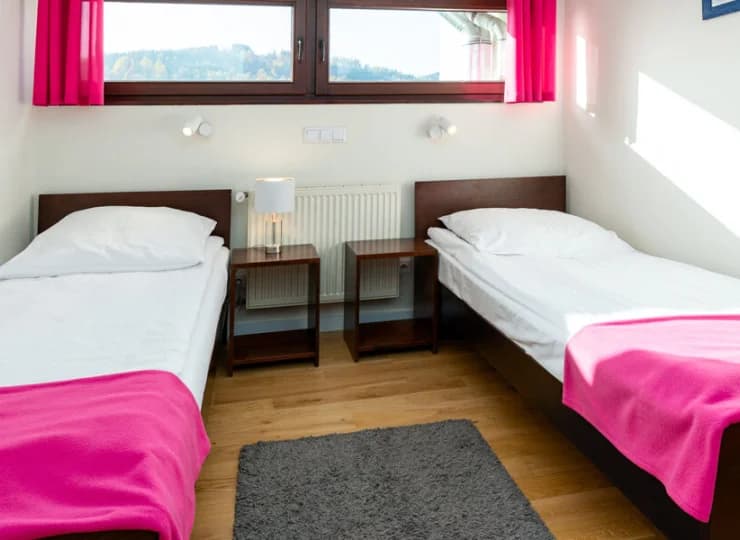 W Hotelu Beskid przygotowano wygodne pokoje z dostępem do wifi i TV