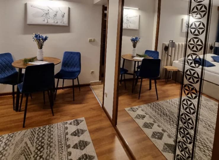 Posiada eleganckie meble i wyszukane dodatki