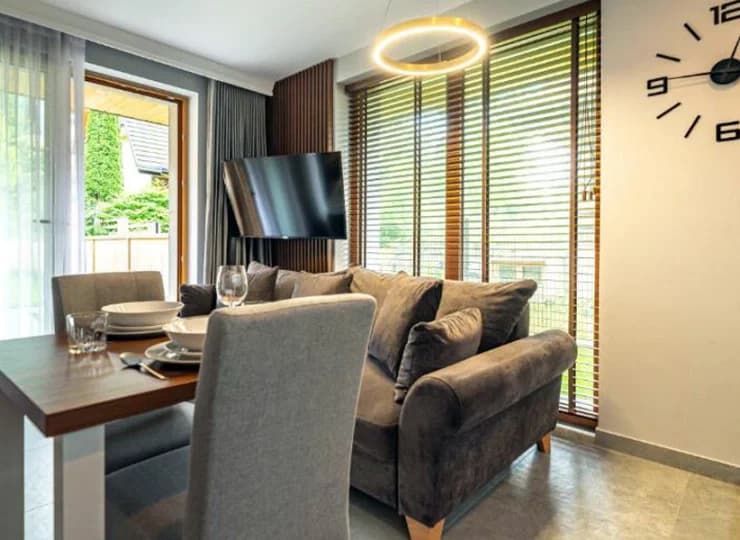 Apartament składa się z jednego pomieszczenia z częścią dzienną i nocną