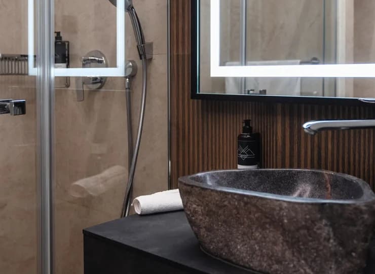 Łazienka w pokoju comfort z oryginalną umywalką