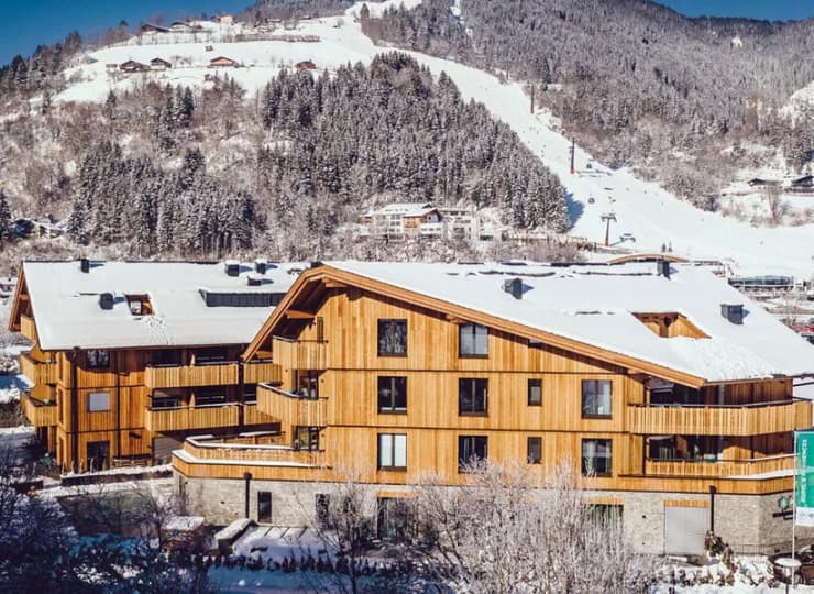 Obiekt dzieli zaledwie 300 m od dolnej stacji kolejki gondolowej AreitXpress