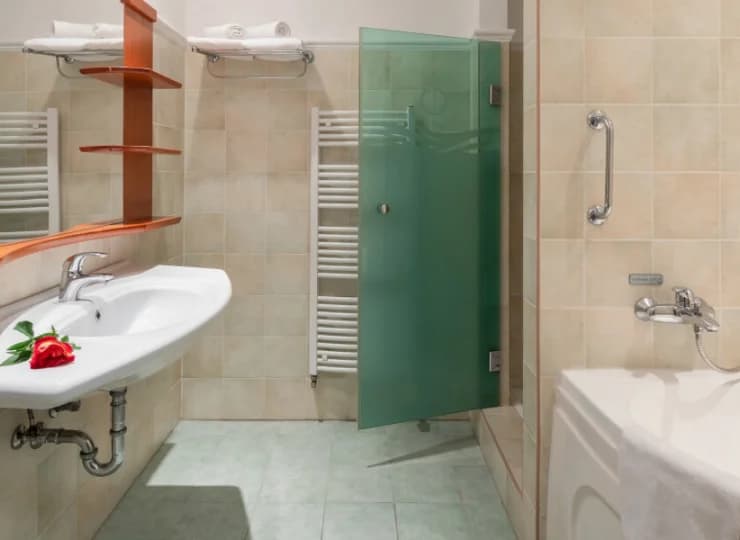 Każdy pokój posiada prywatną łazienkę z kabiną prysznicową