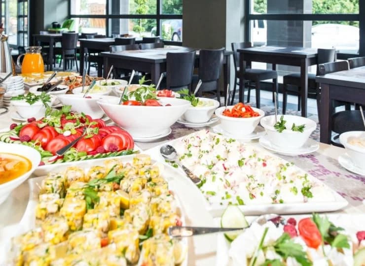 Posiłki są przygotowywane ze świeżych i dobrej jakości produktów