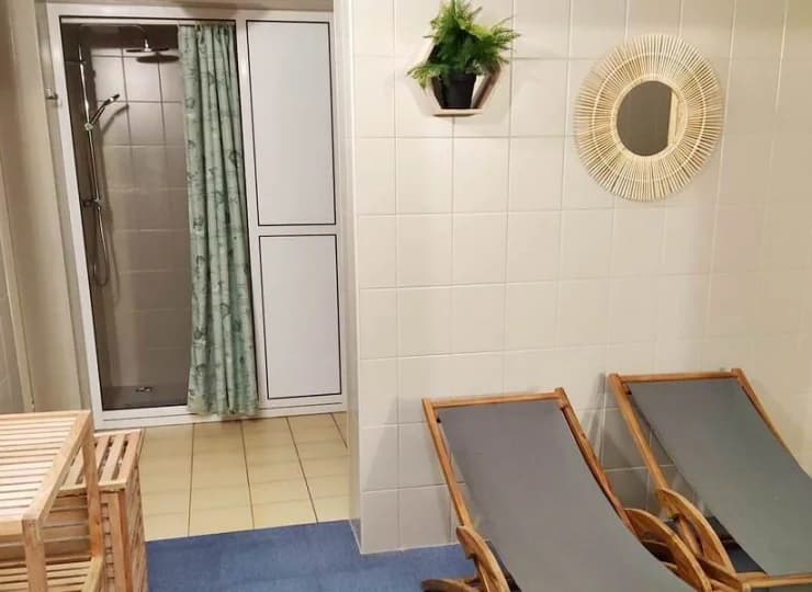 Znajduje się tu też sauna i kabina infrared