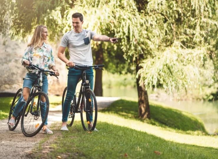 Warto wybrać się na pieszą lub rowerową wycieczkę po okolicy