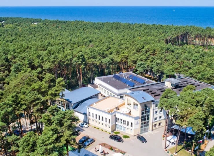 Kompleks jest położony w otoczeniu lasów jedynie 150 m od plaży