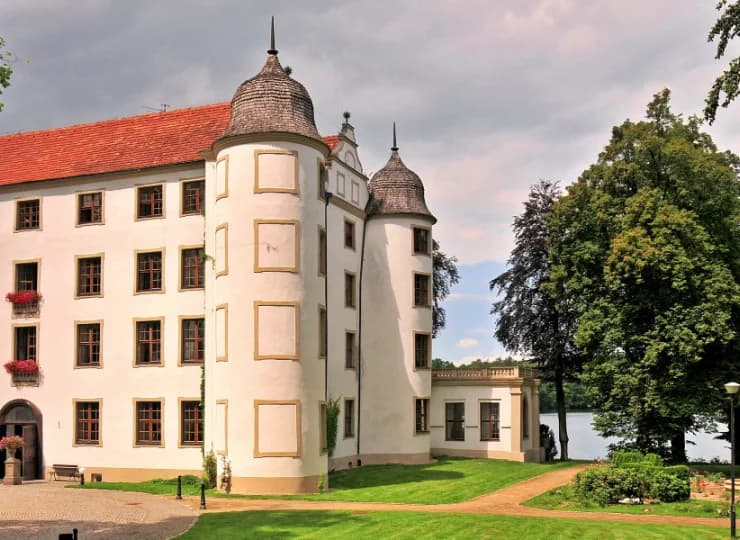 Gotyckie piwnice zamkowe pamiętają początek XV w., bryła zamku jest renesansowa