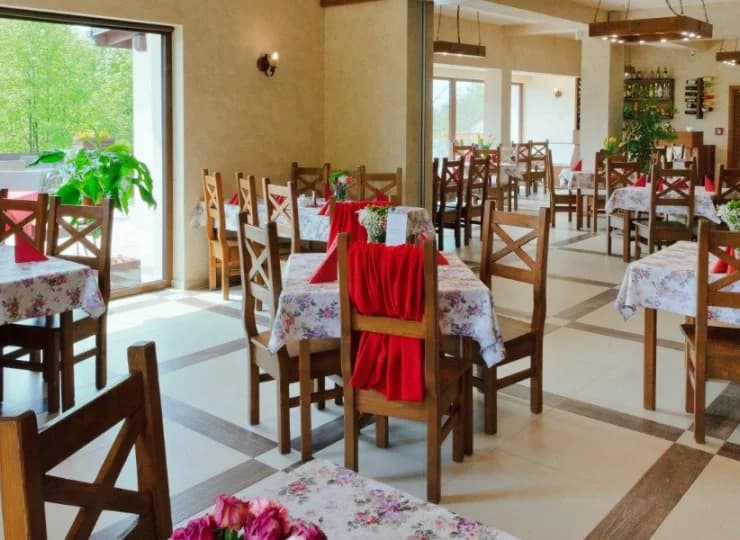 W hotelowej restauracji są serwowane codzienne śniadania i obiadokolacje