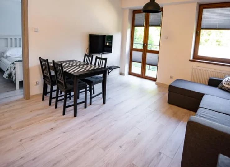 Apartamenty są dwupokojowe i przestronne