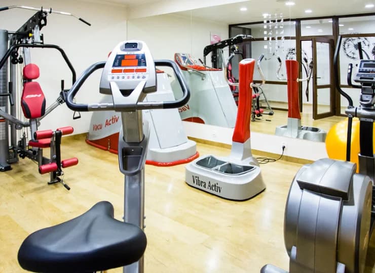 Na dorosłych czeka sala fitness z różnorodnym sprzętem do ćwiczeń