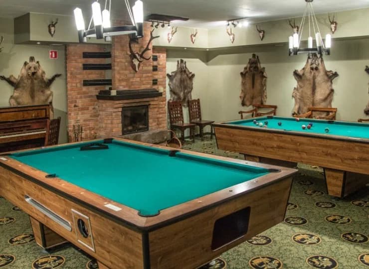 A w sąsiedniej Sali Myśliwskiej drink bar z bilardem