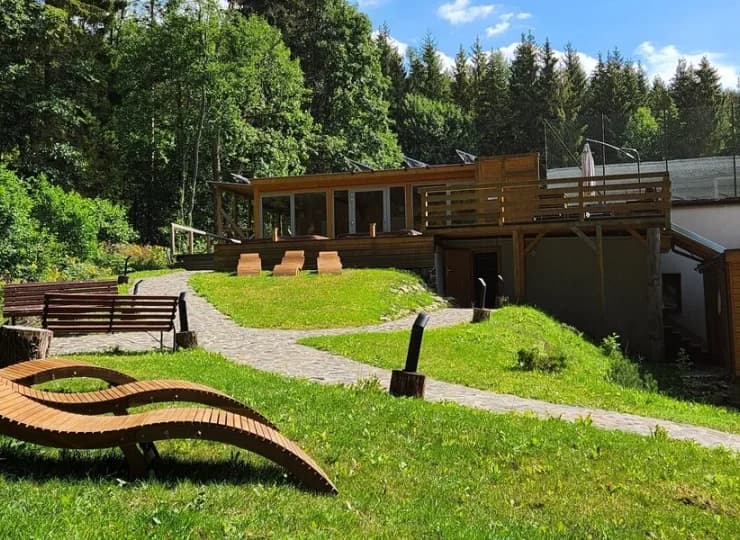 Hotel jest otoczony lasami