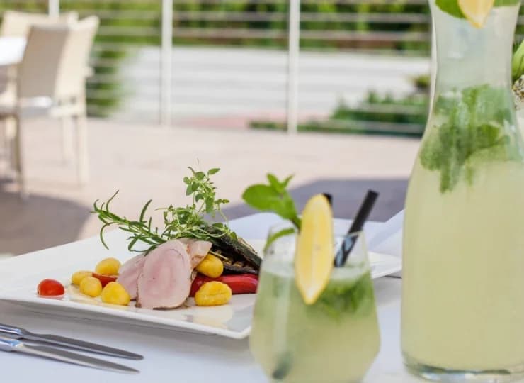 Dwie hotelowe restauracje serwują starannie skomponowane dania