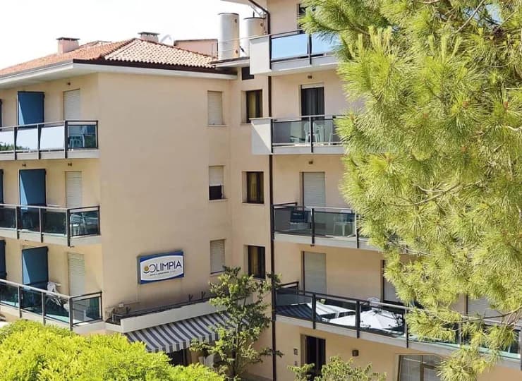 Hotel Olimpia mieści się przy uliczce wprost dochodzącej do morza