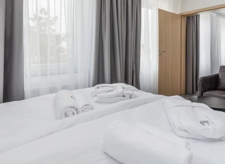 W sypialni mieści się podwójne łóżko oraz komfortowy fotel