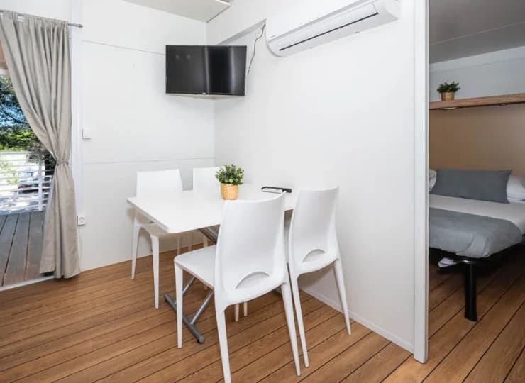Inny przykład salonu z wyjściem na taras w domku Comfort