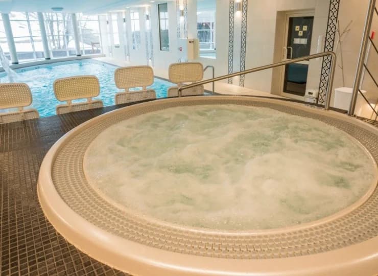 Obok basenu przygotowano również jacuzzi