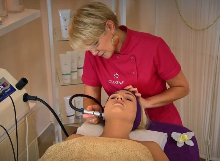 W ofercie salonu kosmetycznego jest między innymi mikrodermabrazja