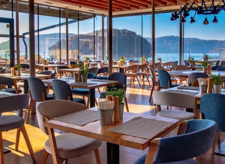 W ciągu dnia z restauracji doskonale widać jezioro