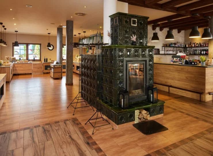 Restauracja mieści się w budynku głównym połączonym tunelem z budynkiem SPA