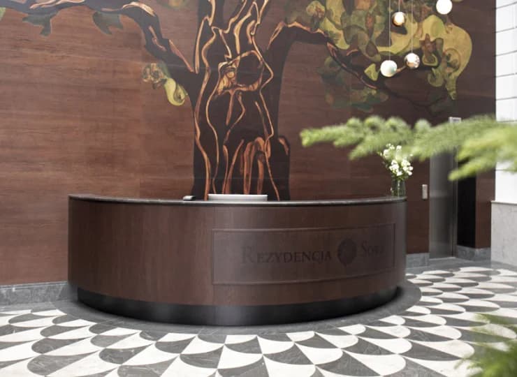 Recepcja mieści się w eleganckim przeszklonym patio