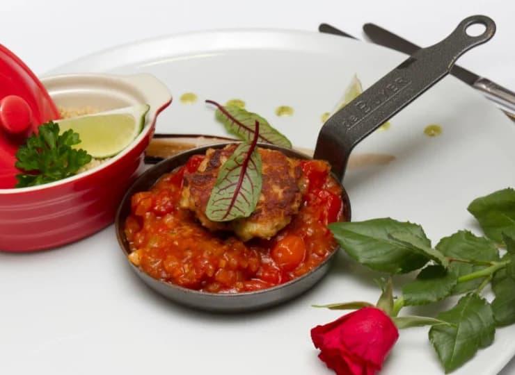 Restauracja serwuje dania rybne, potrawy z mięs i dania jarskie