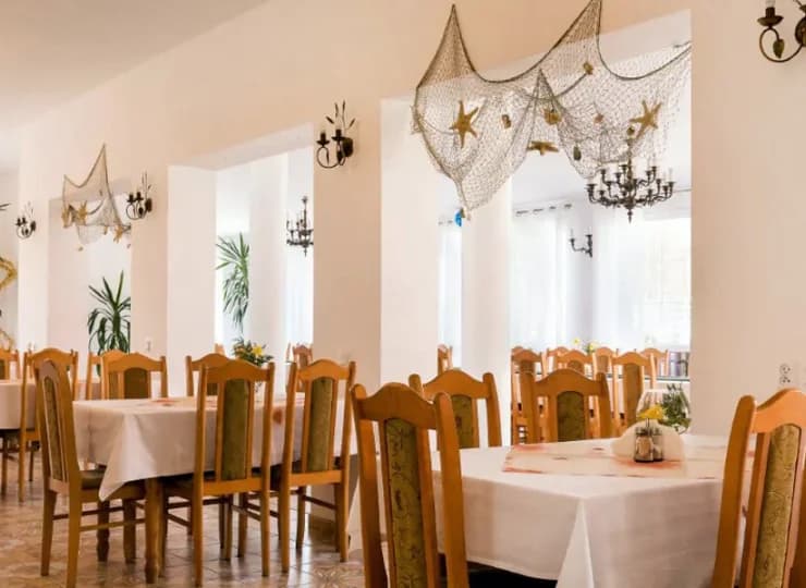 W obiekcie znajduje się sala jadalniana