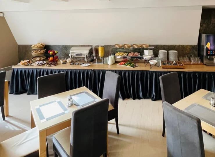 Hotel przygotowuje dla gości śniadania i obiadokolacje