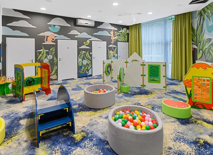 Dla dzieci przygotowano kolorową bawialnię wewnątrz hotelu