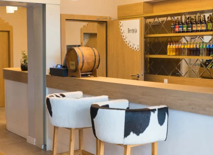 W hotelowym lobby działa drink bar z różnymi trunkami