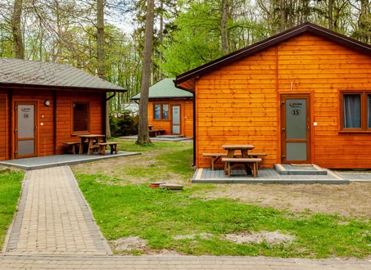 Na terenie ośrodka można mieszkać także w drewnianych domkach apartamentowych