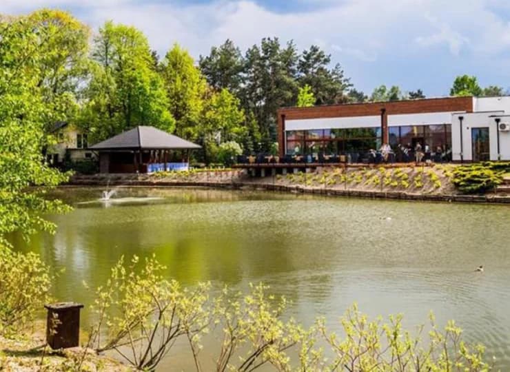 Hotel zlokalizowany w otoczeniu zieleni, a dzieli go tylko 25km do centrum Łodzi