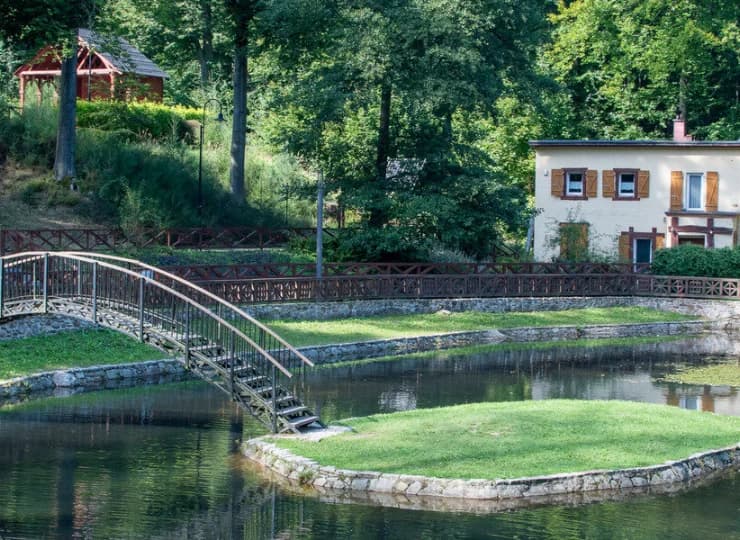 Ośrodek jest otoczony parkiem z wieloma zacisznymi miejscami