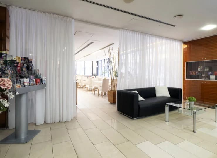 Przy recepcji mieści się fotel do masażu oraz stand z ulotkami dot. atrakcji