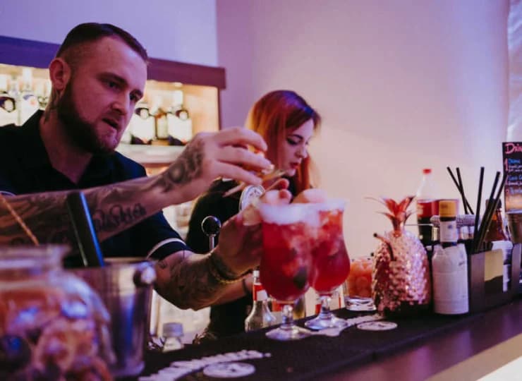 Goście mają możliwość skosztowania różnorodnych alkoholi w barze hotelowym