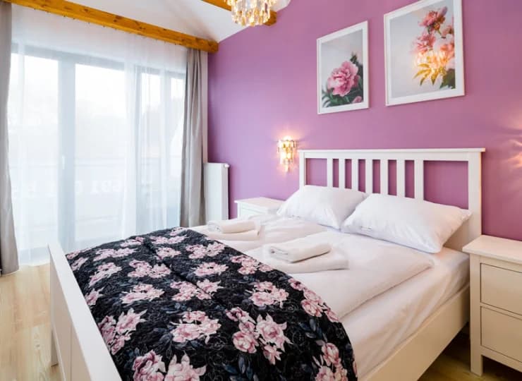 W każdym apartamencie jest zamykana sypialnia z łożem małżeńskim