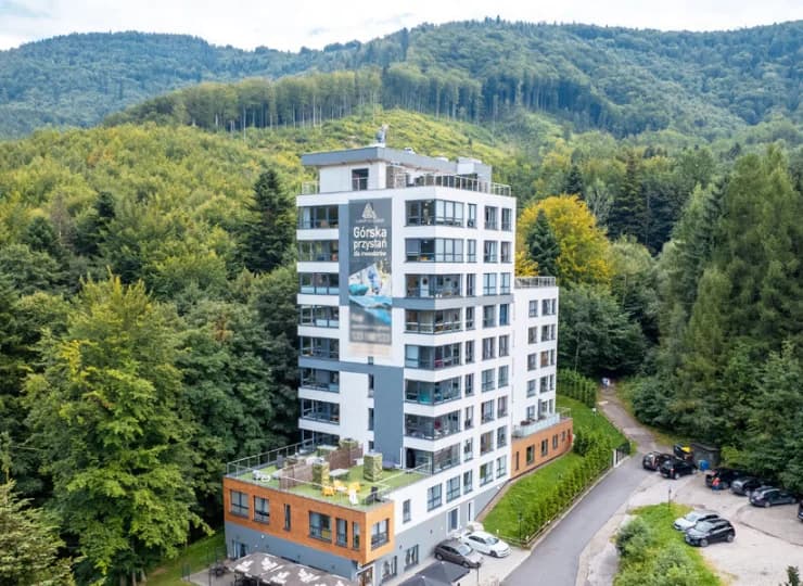 Apartamentowiec Kiczora jest otoczony lasami Beskidu Małego
