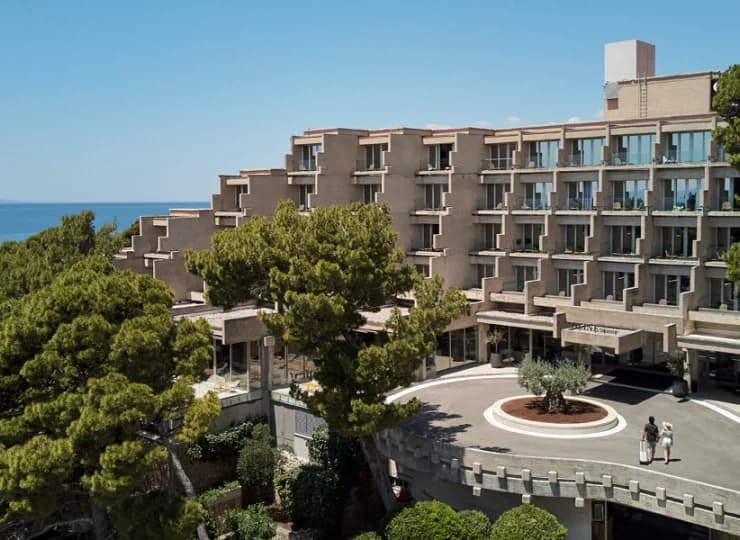Hotel jest dobrze wkomponowany w otoczenie