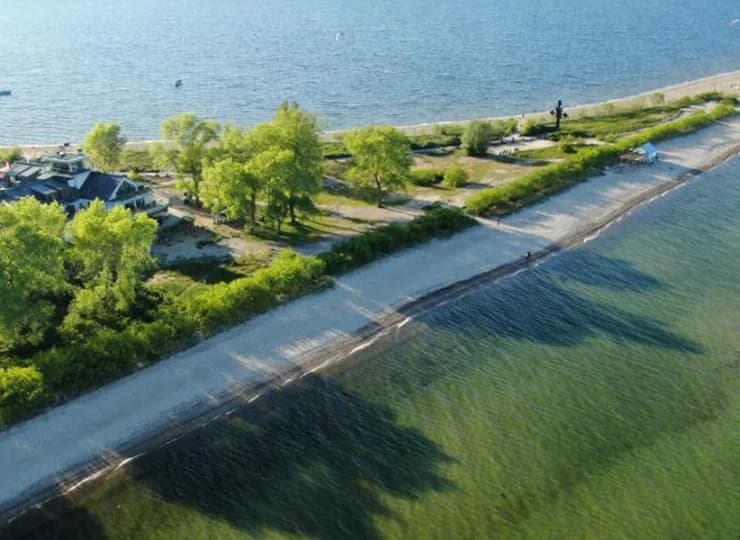 Hotel Skipper**** jest niezwykle położony przy Cyplu Rewskim, nad samym morzem