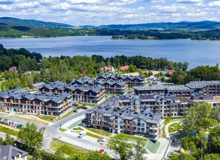Laguna Beskidów jest malowniczo położona nad Jeziorem Żywieckim w Beskidach