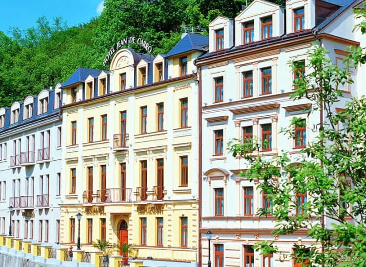 Hotel oferuje niepowtarzalny widok na Kolumnadę Termalną i jej okolicę