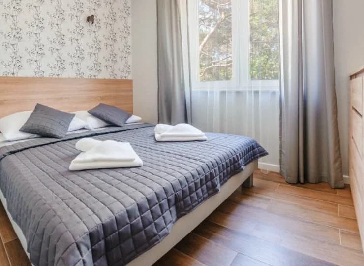 Oprócz tego ekspres do kawy, czajnik, żelazko i deska do prasowania