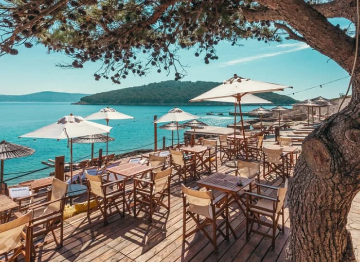 Na wyspie znajduje się kilka barów i restauracji